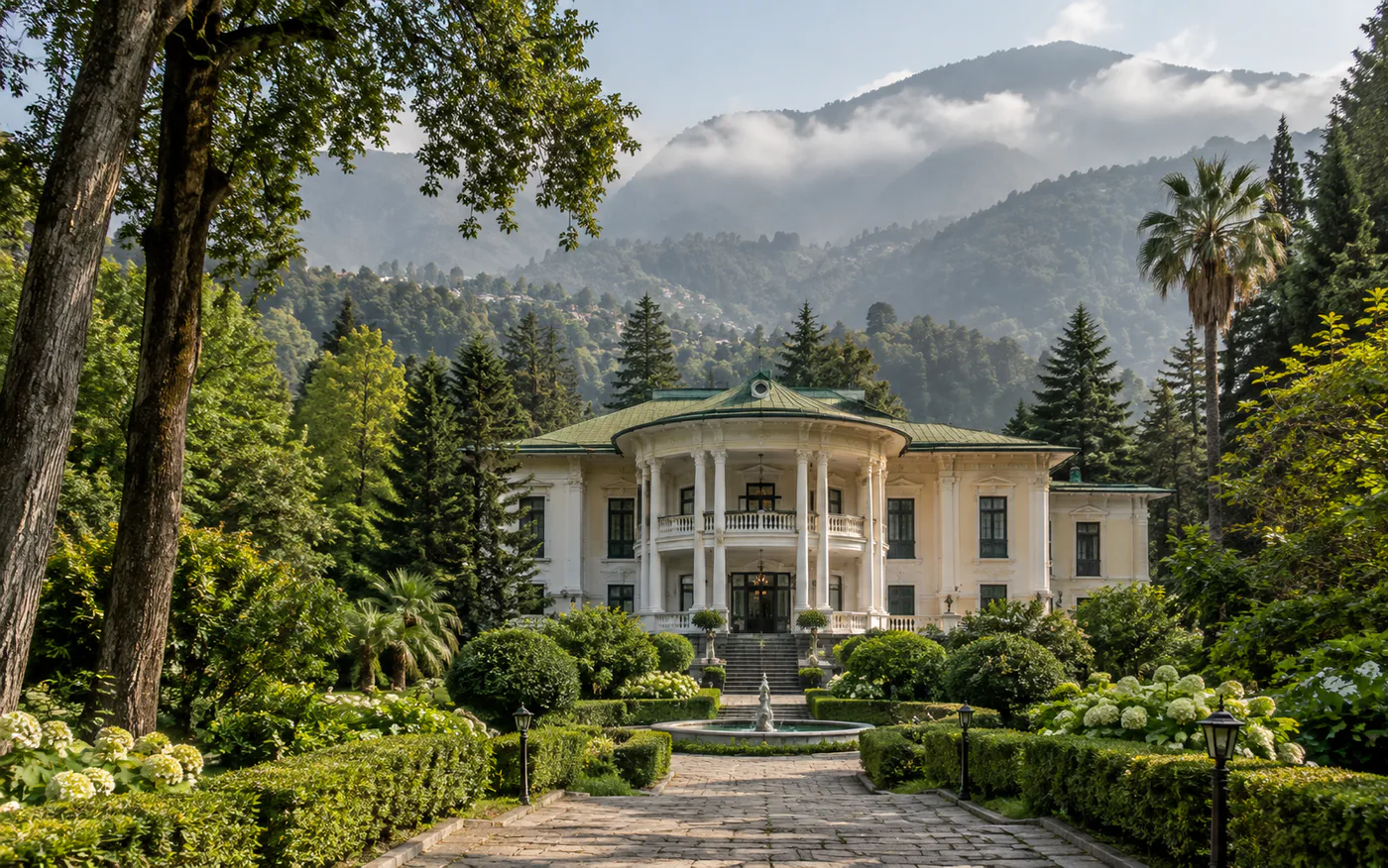 نمای کاخ موزه رامسر در میان باغ سرسبز